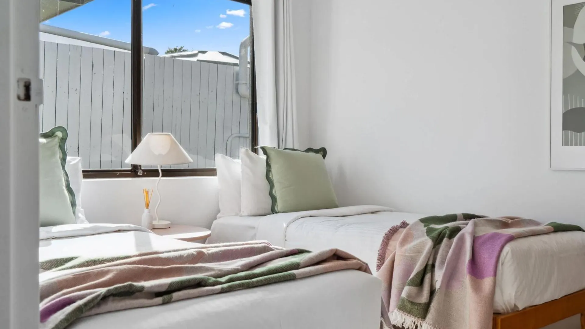 Coastal Comfort: Relax & Recharge In Maroochydore 0*,  Australien