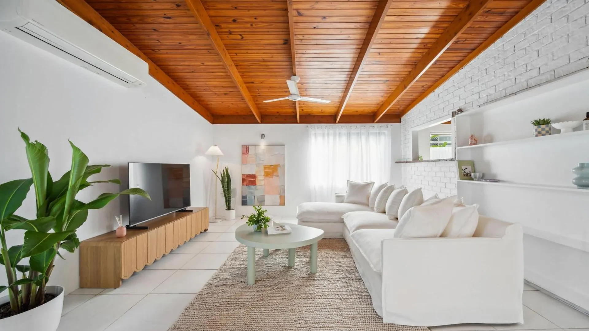 Coastal Comfort: Relax & Recharge In Maroochydore
